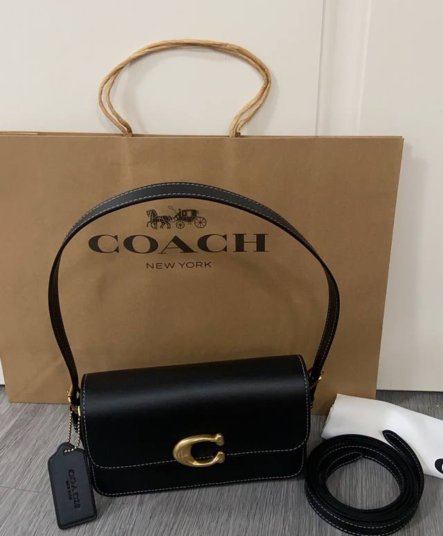 奥莱新款Coach New新款法棍包 Studio 20 Cam18 少女 亮眼 好喜欢啊~红色黑色很大气 这个漆皮好有质感 光泽度不是一般的 尺寸20 10
