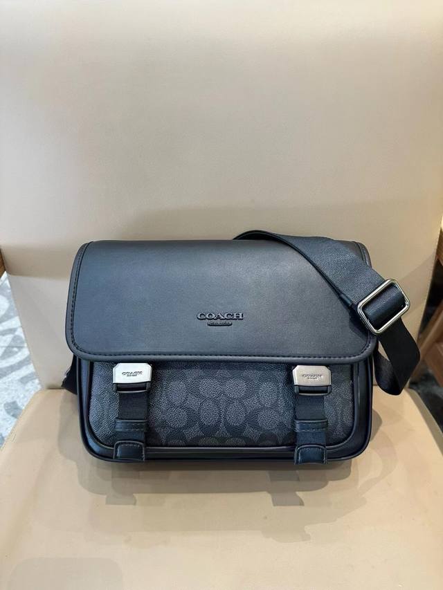 新品 Coach 蔻驰奥莱Ct716 Ct753 Cu110男士经典标志老花 Racer信使包 翻盖邮差包斜挎包，牛皮革配人造革，内置多功能袋，卡扣开合，织物衬