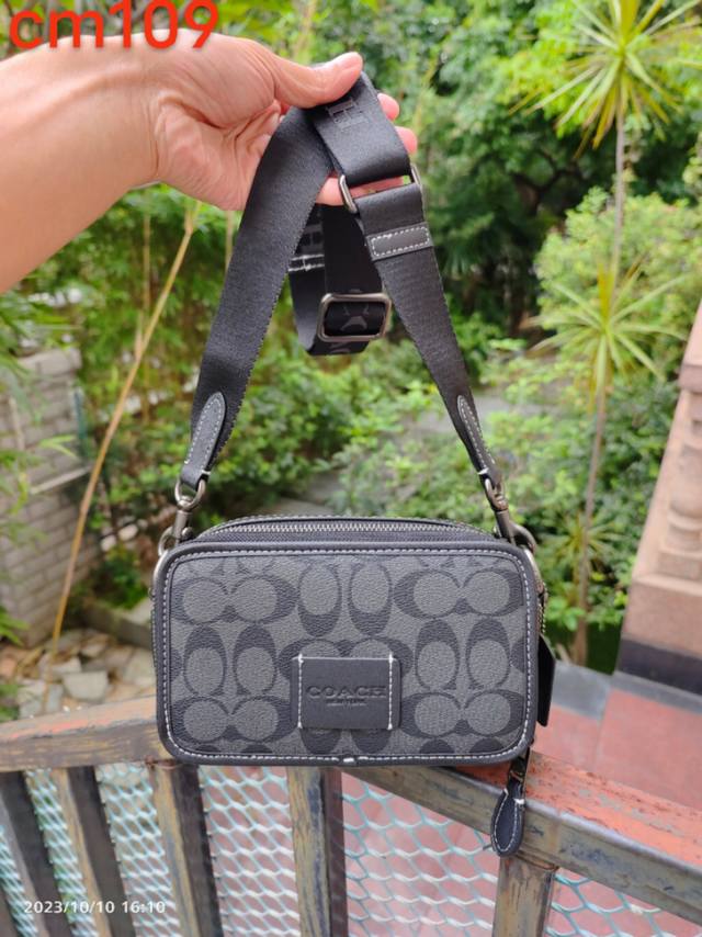 Coach New新品 Cm109 Wyatt男士斜挎包0真的好好看呀 韩版设计双拉链尺码:19.7X11.4 X 6.4 Cm肩带字母设计巨好看。