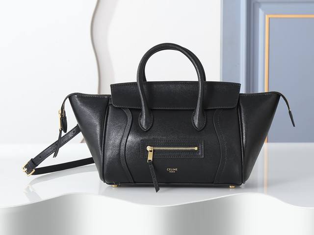 350 款号124213黑色New Luggage小号手袋，拉链开合1个内测拉链袋、手提、肩背和斜挎，可拆卸和调节肩带。尺寸：38.5Cm-11.5Cm-16.