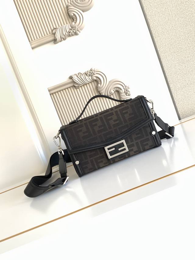 680 Baguette Soft Trunk手袋采用布料制成,饰有Ff Eclissi 提花图案,边缘处手工染色。翻盖设计,配有Ff磁扣。黑色皮革饰边。 内部 680 Baguette Soft Trunk手袋采用布料制成,饰有Ff Eclissi 提花图案,边缘处手工染色。翻盖设计,配有Ff磁扣。黑色皮革饰边。 内部
