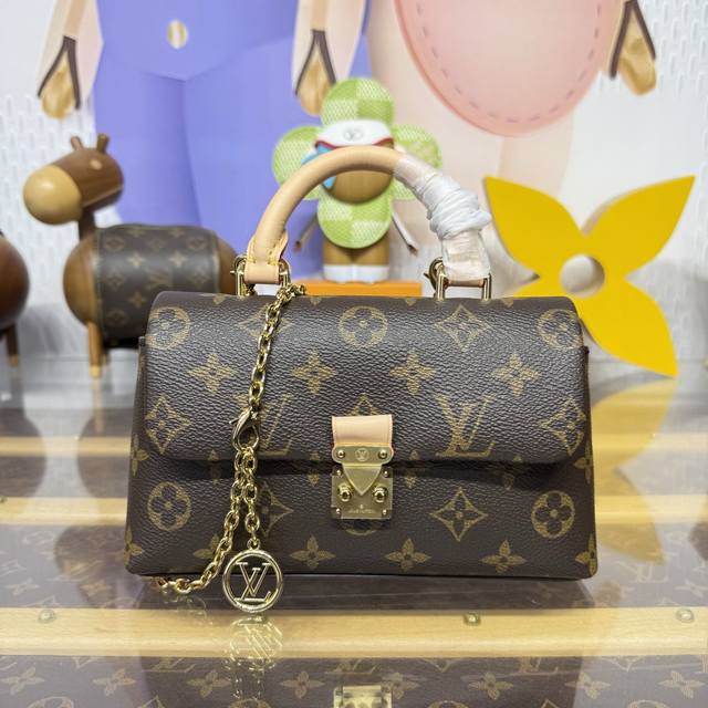 M28426老花 这款 Nano 马德琳包凭借标志性的 Monogram 图案，一眼便能辨认出它是路易威登的设计作品。它由帆布制成，并点缀有多处品牌标识，从金色