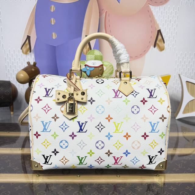 M27789白彩 本款Speedy Soft30手袋加入路易威登Monogram图案的130周年庆贺行列。缤纷帆布结合光滑牛皮革饰边，可拆卸蝴蝶结形状挂饰与挂锁