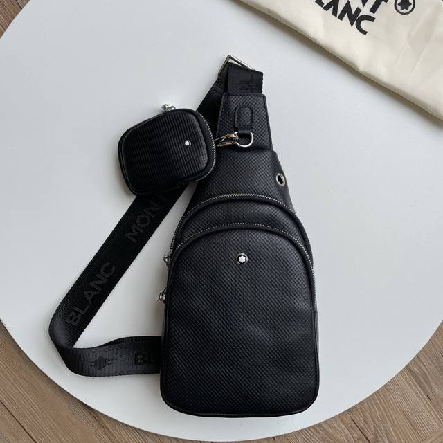 Montblanc's latest style, a hot-selling item, has arrived! This men's chest bag