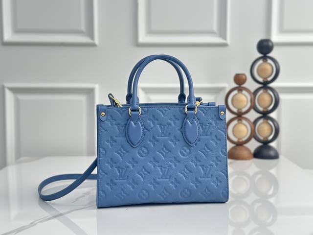 本款M28181蓝色托特 全皮压花四方包系列 本款 Onthego 小号手袋选用 Monogram Empreinte 皮革，以温和色调映衬 Lv 字母和 Mo