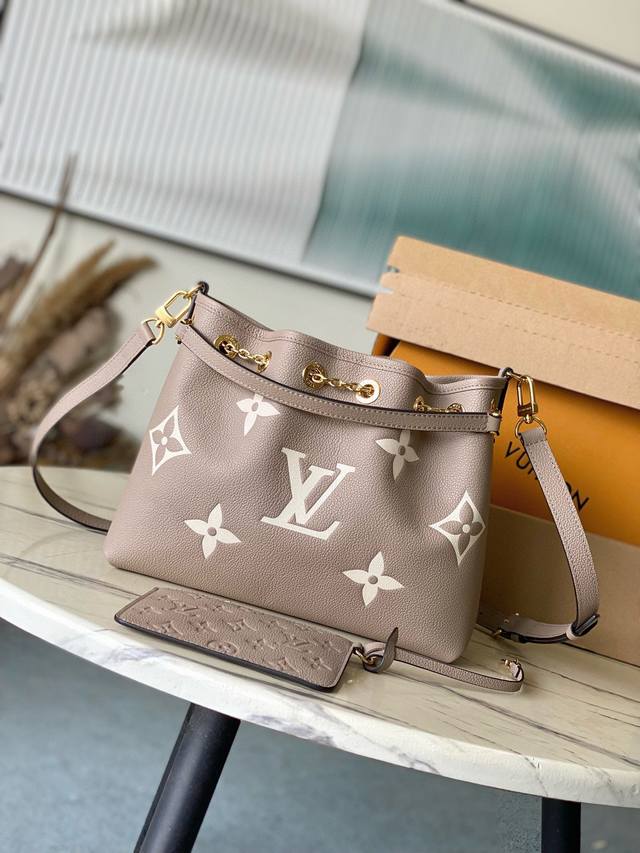 M25453 大象灰 本款 Lv Bundle 手袋为 Monogram Empreinte 皮革搭配莹亮金属件，以抽绳链释放瞩目光采。雅致手柄和可拆卸并调节的