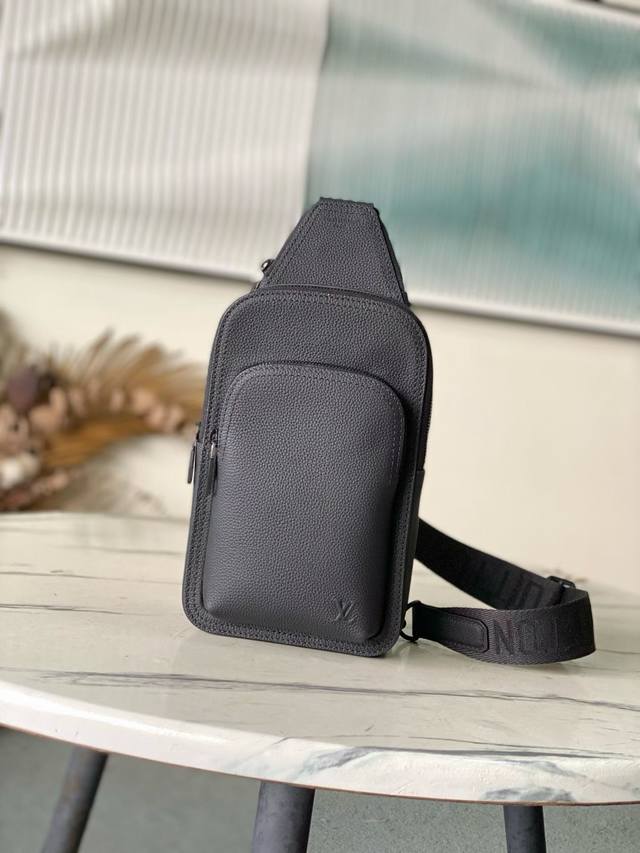 M15255 黑色 兼具优异耐久性和柔韧性的皮革“Avenue Sling Bag pm”。在“Lv Aerogram”系列的Lv首字母上进行了压花处理。主隔间
