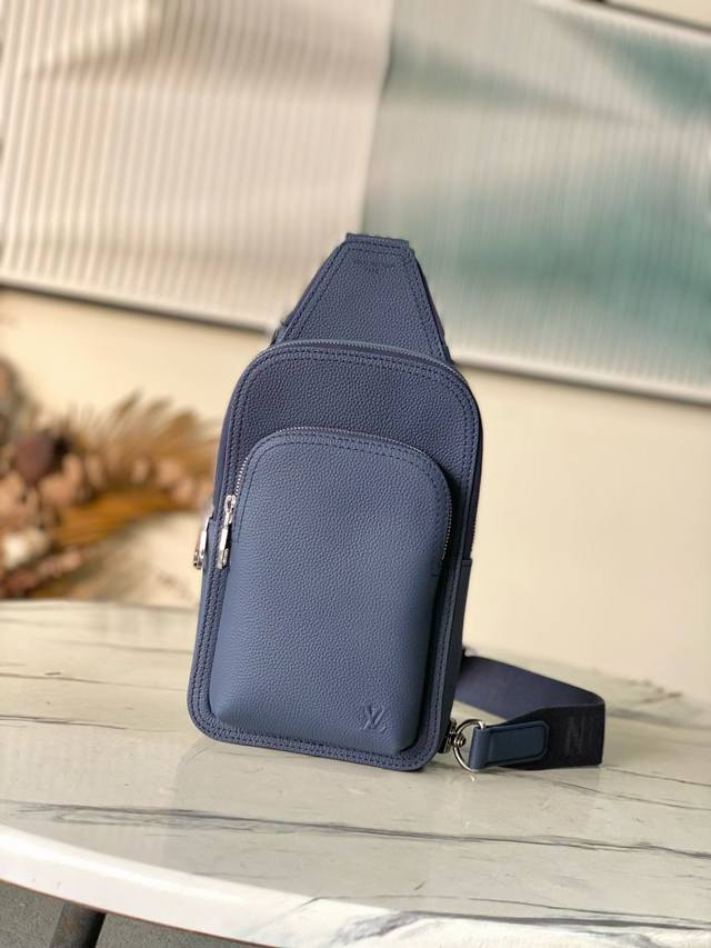 M15269 蓝色 兼具优异耐久性和柔韧性的皮革“Avenue Sling Bag pm”。在“Lv Aerogram”系列的Lv首字母上进行了压花处理。主隔间