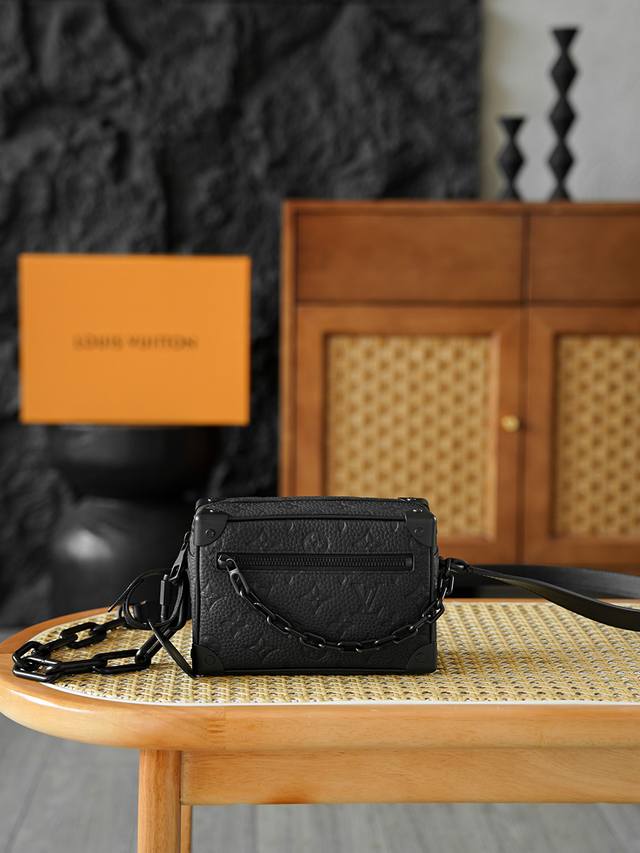 Mini Soft Trunk 链条包 M55702 Soft Trunk迷你手袋取材壓印Monogram圖案的Taurillon皮革，搭配鉚釘邊角和四方造型，