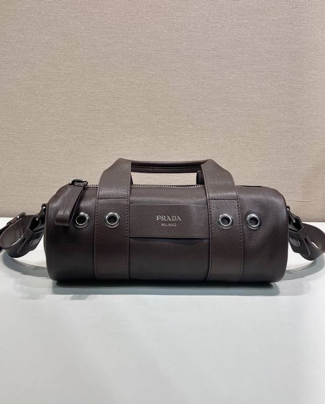 680新品1Bb161早春款 这款包袋设计风格体现了运动与实用并存的特点。皮革材质带有不规则的纹理,为整体造型增添了独特韵味;包袋配有便于使用的提手及肩带,适合 680新品1Bb161早春款 这款包袋设计风格体现了运动与实用并存的特点。皮革材质带有不规则的纹理,为整体造型增添了独特韵味;包袋配有便于使用的提手及肩带,适合