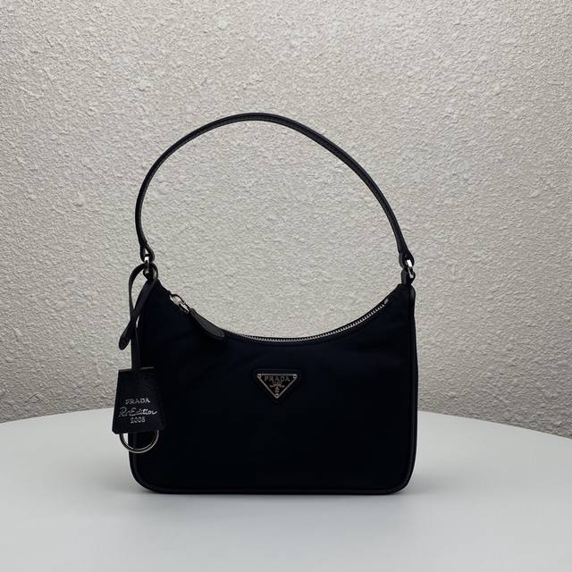 Top-quality original Prada latest hot-selling leather shoulder bag, nylon nylon