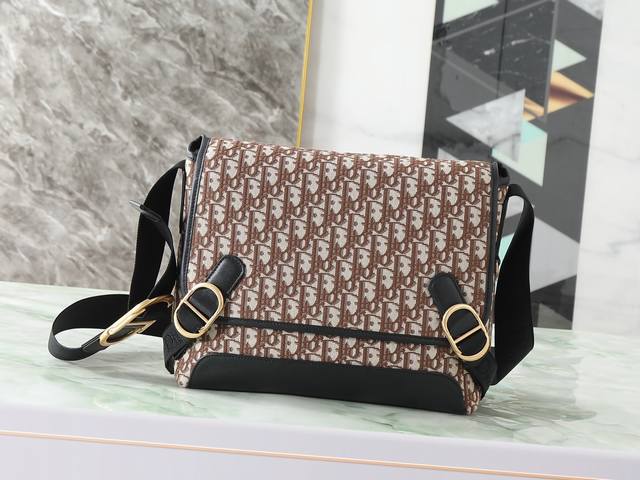 610 这款 Dior Jett 翻盖信使包由乔纳森 安德森 Jonathan Anderson 为其 Dior 首秀系列打造，彰显非常实用的设计。采用棕色Ob
