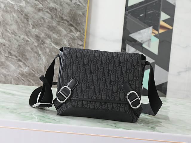 590 这款 Dior Jett 翻盖信使包由乔纳森 安德森 Jonathan Anderson 为其 Dior 首秀系列打造，彰显非常实用的设计。采用黑色 O