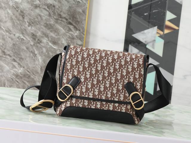 590这款 Dior Jett 翻盖信使包由乔纳森 安德森 Jonathan Anderson 为其 Dior 首秀系列打造，彰显非常实用的设计。采用棕色Obl