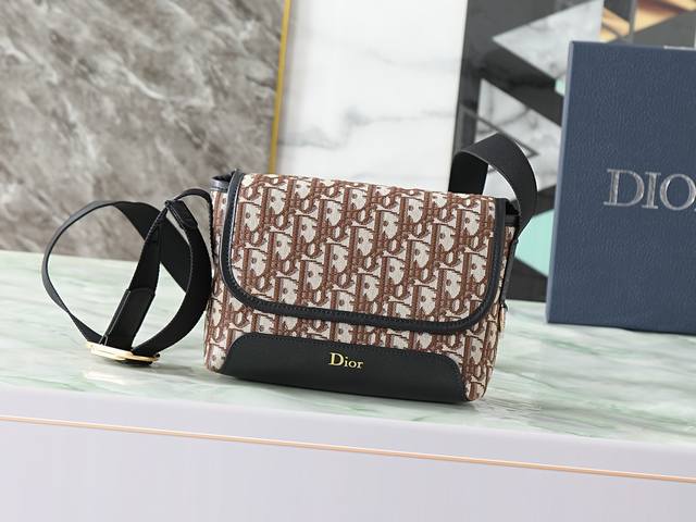 490这款 Dior Jett 信使包由乔纳森 安德森 Jonathan Anderson 为其 Dior 首秀系列打造，搭配翻盖，彰显非常实用的原创设计。采用