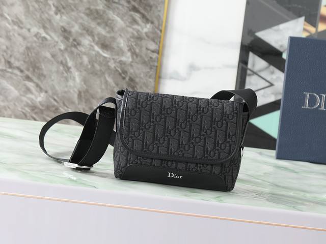 490 这款 Dior Jett 信使包由乔纳森 安德森 Jonathan Anderson 为其 Dior 首秀系列打造，搭配翻盖，彰显非常实用的原创设计。采
