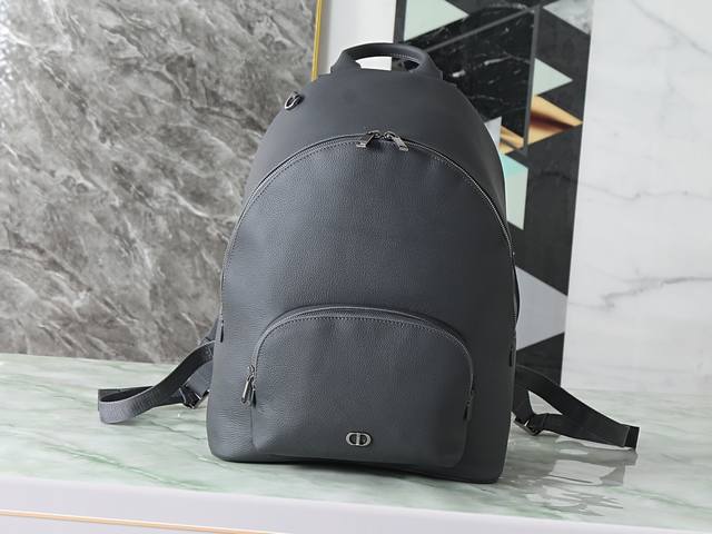 620 法兰绒灰 这款 Cd Icon 拉链是二零二五冬季系列新品，简约设计，彰显 Dior 精湛工艺。采用法兰绒灰哑光粒面牛皮革精心制作，正面饰以黑色金属覆层