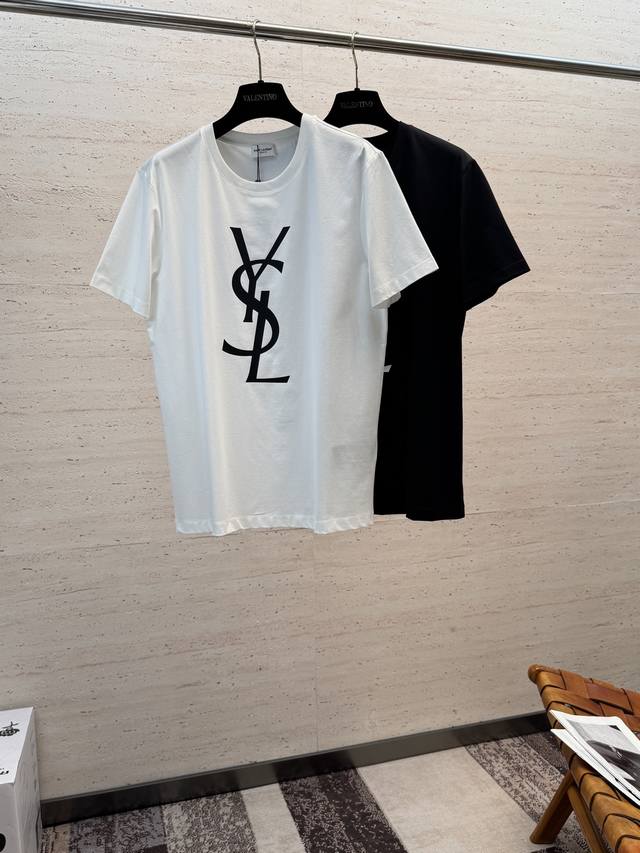 Ysl26S新款春夏休闲男士圆领短袖，十分惊艳，客供纯棉面料打造 拥有优越的透气性与保暖性，即便是贴身穿着也不会有扎刺感可言，舒适程度绝对超乎你的想象，实物到手