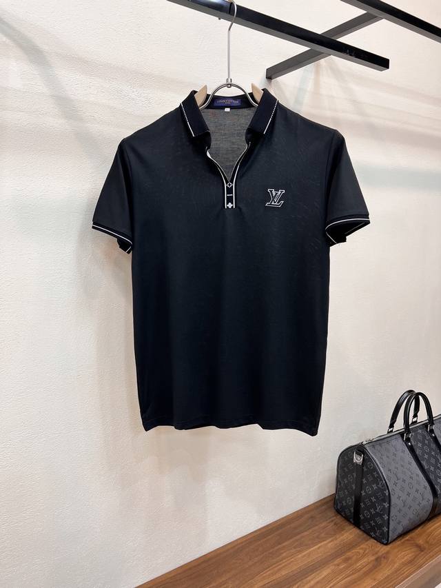 Lv。2026春夏新款原单男士翻领polo衫短袖T恤 柜台同步发售 爆款 简洁时尚百搭 高端品质 胸前刺绣Logo图案设计 定制进口双股珠地纯棉面料 穿着舒适