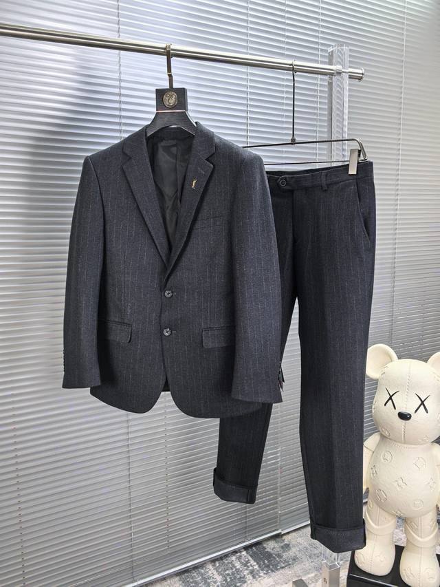 圣罗兰。2026春季休闲商务西装套装，结婚西装，时尚而舒适的产品，让您在各种场合中都能自信、得体地展现风采。羊毛混纺面料，搭配现代化元素锁扣，呈现最前沿的格调与
