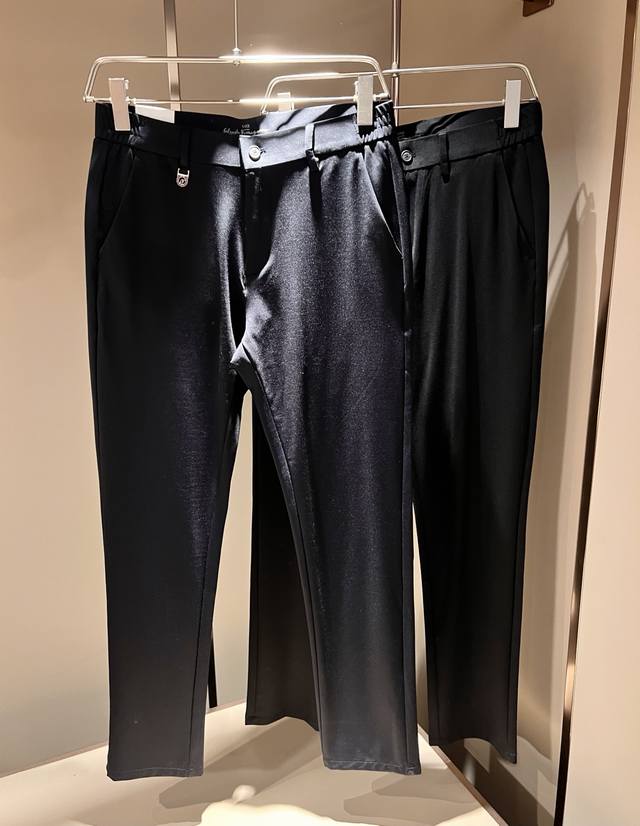 Ferraga*Mo菲拉*慕2026春夏新款男款休闲小直筒西裤， 原单品质，原单品质高端时尚休闲水洗原版西裤面料！后腰金属菲拉格慕Logo标识，原单代工厂pp渠