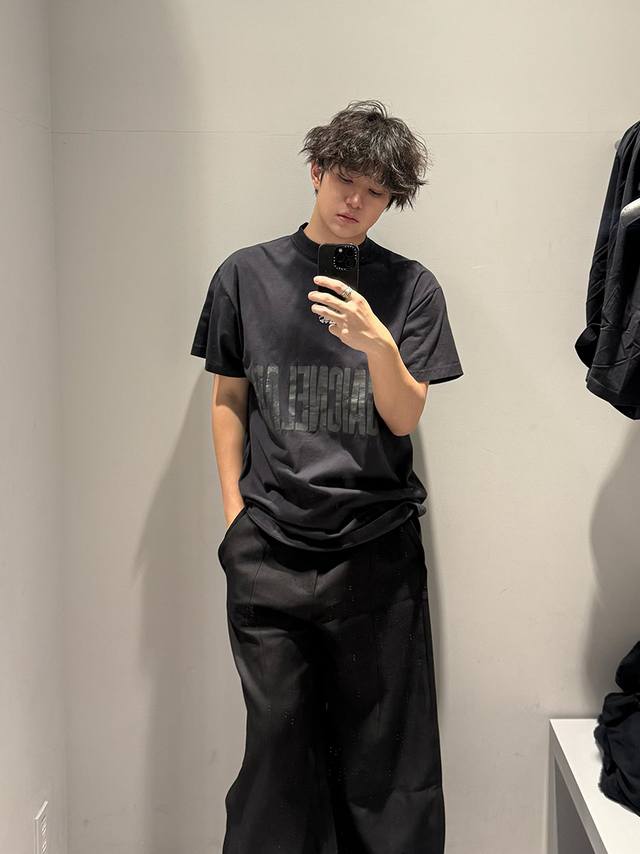 Balenciaga 巴黎世家 26Ss字母印花圆领短袖T恤 正品2431购入开发，26支双纱精梳巴黎棉240克，1*1拉架罗纹300克，裂纹印花，洗水磨破，定
