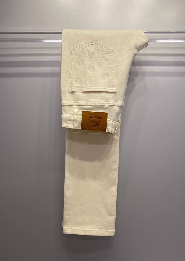 奶白色牛仔裤，以低调压纹工艺呈现品牌标识，主打清新轻奢风格。 码数：30.31.32.33.34.36.38 版型：修身直筒 Slim Fit ，中腰剪裁，裤管
