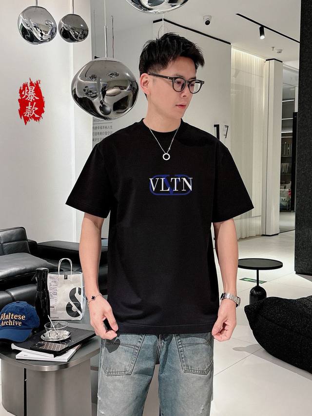 华伦天奴。2026春夏新品时尚圆领短袖高级定制百搭款式！更有实用感 任何人都可以轻松驾驭 采用95%棉+5%天丝面料制作，手感非常奈斯，不起球，不变形，奢华经典