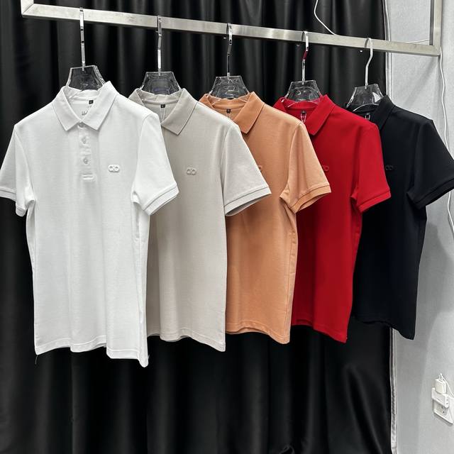 270 菲拉格慕Salvatore Ferragamo Ss26春夏新品男装以新季元素形式呈现，胸前饰图案经典凹凸硅胶，采用优品丝光珠地棉面料，光泽明亮抗皱性佳