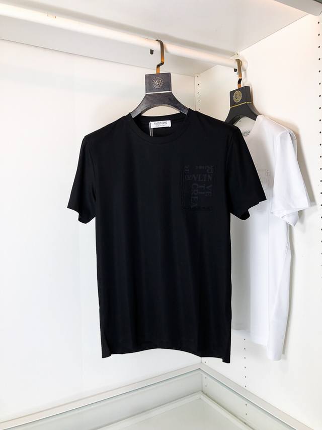新品 华伦天奴、2026顶级一线品质春夏T恤，以经典圆领与利落短袖廓形呈现。设计精髓在于衣身一侧标志性图案，其线条简洁流畅，以独特的现代工艺重新诠释这一经典品牌