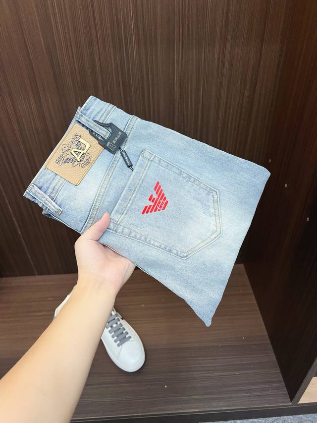 Armani 阿玛尼 男士时尚潮流牛仔裤，官宣画册海报穿搭款！ 客供高级进口的丹宁原色面料，特选日本冈山纯正13Oz 盎司牛仔布料，重磅环保植物酵素水洗工艺，肌