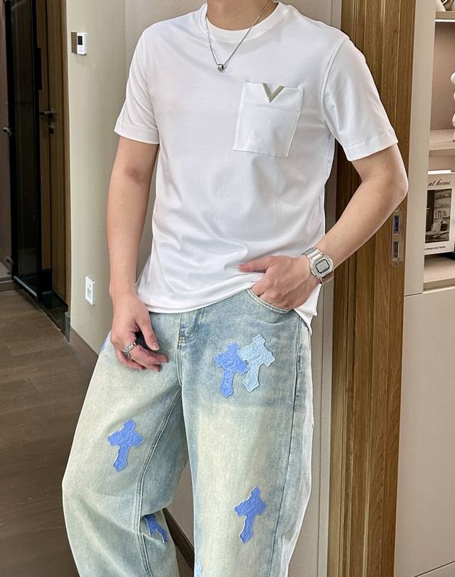 华伦天奴 2026春夏新款首发专柜最新款短袖圆领T恤 高端订制 设计前卫时尚！品牌Logo重工艺设计 高端定制百分百棉顶级丝光面料.手感柔软.穿着舒适.专柜级别