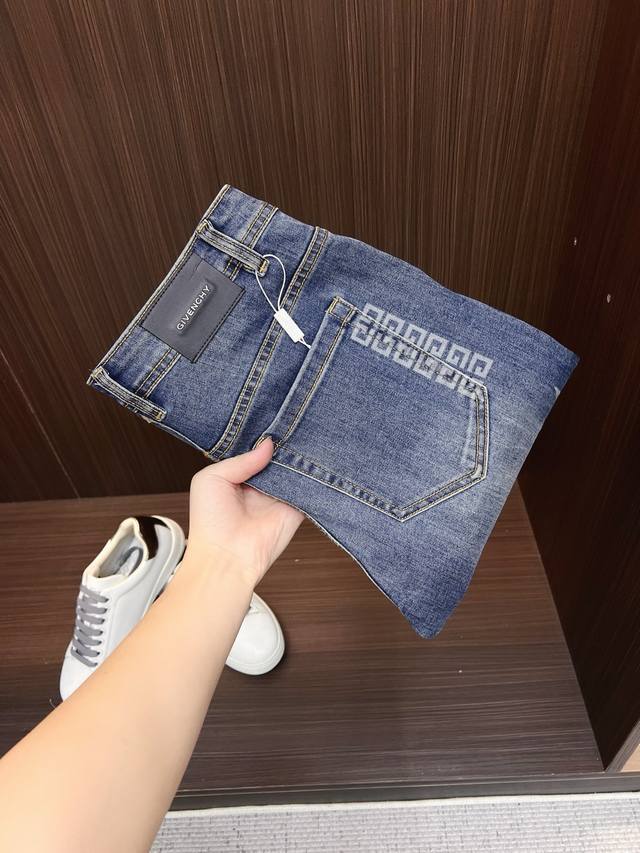 纪梵希 男士时尚潮流大裤脚牛仔裤，官宣画册海报穿搭款！ 客供高级进口的丹宁原色面料，特选日本冈山纯正13Oz 盎司牛仔布料，重磅环保植物酵素水洗工艺，肌理有着淡