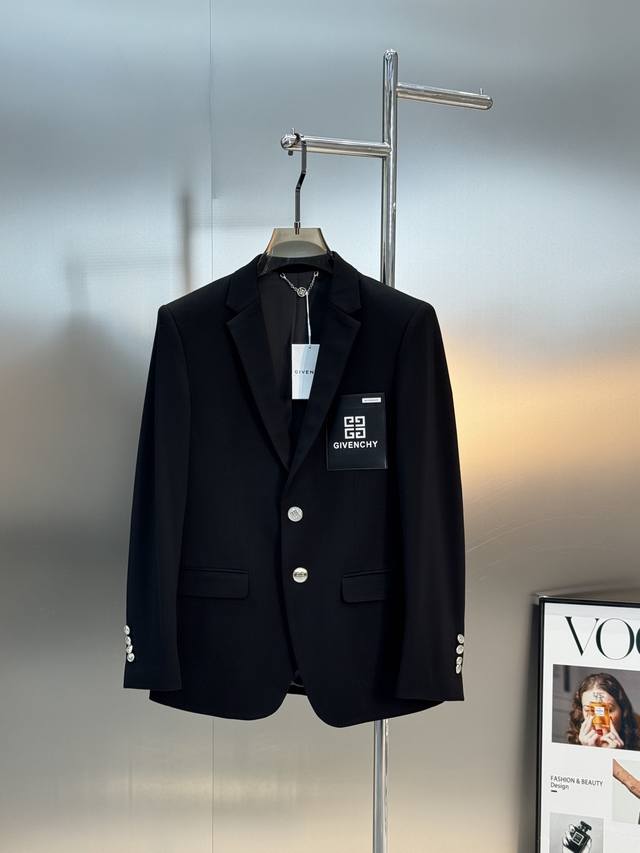 470 Givenchy纪梵希25S新品休闲西服外套老客户推荐外贸公司订单！胸口精致压花皮牌工艺.品牌字母图形呈现.搭配金属五金.高级感强！进口原版天眼布四面弹
