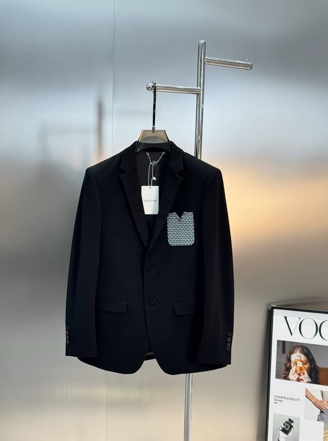 470 华伦天奴 Valentino 25S新品休闲西服外套老客户推荐外贸公司订单！胸口精致压花皮牌工艺.V字金属造型突出特点.高级感强！进口原版天眼布四面弹布