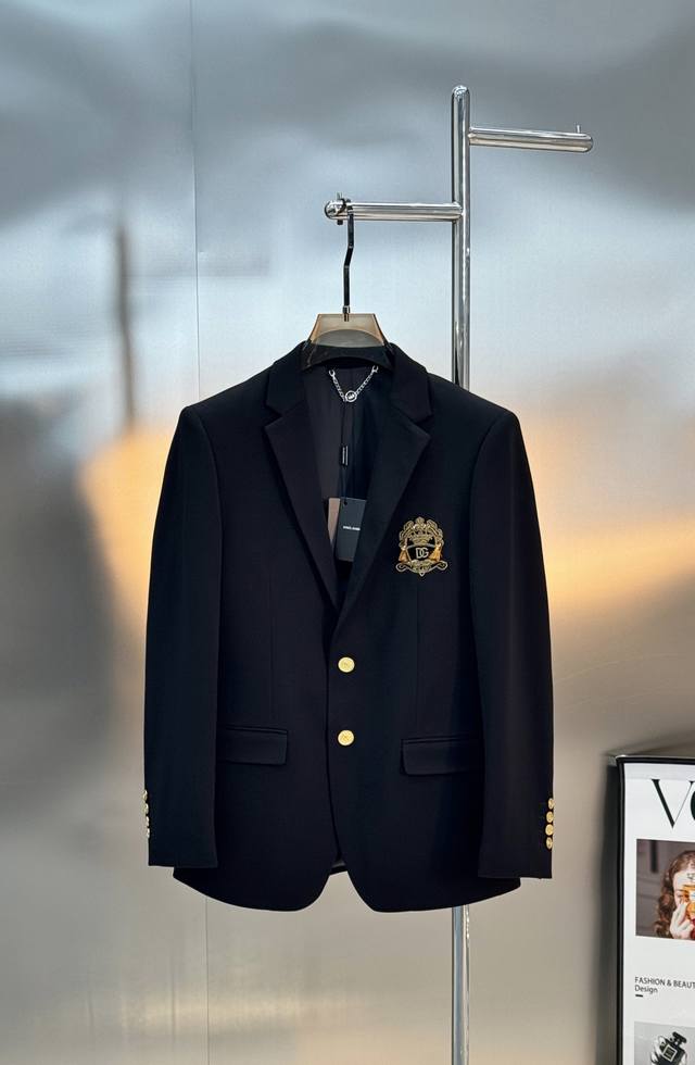 470 Dolce&Gabbana杜嘉班纳新款徽章单西.胸前金色徽章超有辨识度,学院风+奢华感兼具。进口原版天眼布四面弹布料,笔挺垂感十足,整件衣服车工走线整齐 470 Dolce&Gabbana杜嘉班纳新款徽章单西.胸前金色徽章超有辨识度,学院风+奢华感兼具。进口原版天眼布四面弹布料,笔挺垂感十足,整件衣服车工走线整齐