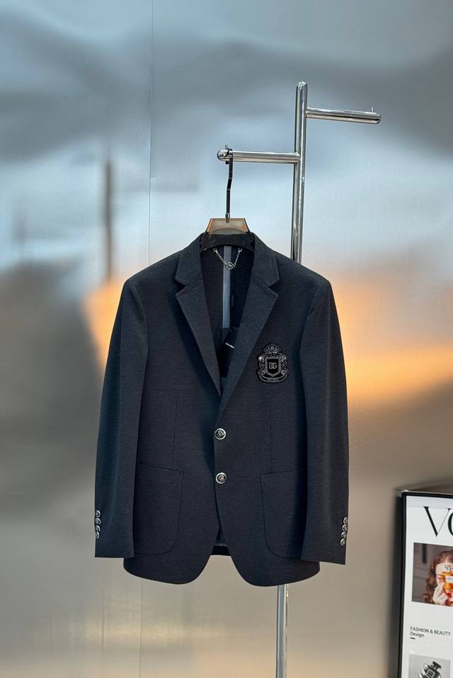 490 Dolce&Gabbana杜嘉班纳新款徽章单西.胸前金色徽章超有辨识度,学院风+奢华感兼具。垂坠感和舒适度都很棒,订制进口原版锦棉罗马面料,高科技无缝压 490 Dolce&Gabbana杜嘉班纳新款徽章单西.胸前金色徽章超有辨识度,学院风+奢华感兼具。垂坠感和舒适度都很棒,订制进口原版锦棉罗马面料,高科技无缝压