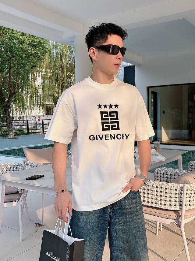 纪梵希#Giv 2026春夏新款首发专柜最新款短袖圆领T恤 高端订制 设计前卫时尚！品牌Logo重工艺设计 高端定制百分百棉顶级丝光面料.手感柔软.穿着舒适.专