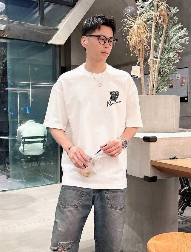250 Valentin*华伦天奴新款潮牌T恤.男女同款～双面花型设计.胸前.后背高级字母Logo烫画设计.签名款.简单高级上身低调而不失奢华！优选280G纯棉