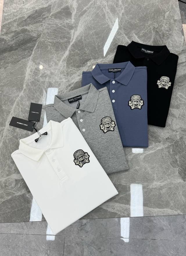 270 Dolce & Gabbana 杜嘉班纳新品长袖 polo衫,经典翻领+三颗原版纽扣,胸前精致刺绣徽章,低调奢华感满满计。高品质双丝光加厚棉面料柔软亲肤 270 Dolce & Gabbana 杜嘉班纳新品长袖 polo衫,经典翻领+三颗原版纽扣,胸前精致刺绣徽章,低调奢华感满满计。高品质双丝光加厚棉面料柔软亲肤