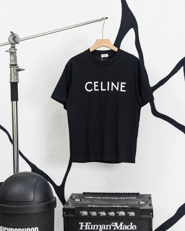 100 款号：K06 Celine 赛琳 经典字母印花基础款短袖T恤 Ce气质清爽干净的短袖T恤 夏天T恤季到了，你准备好了吗？！精选厚实的平织棉布制作，面料质