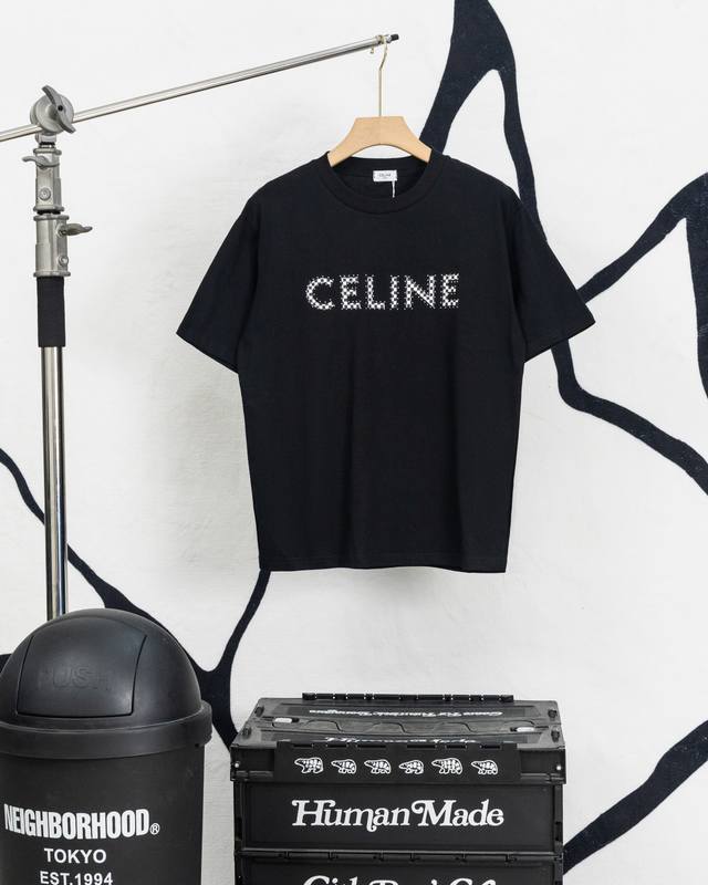 100 款号：K05 Celine 赛琳 经典字母印花基础款短袖T恤 Ce气质清爽干净的短袖T恤 夏天T恤季到了，你准备好了吗？！精选厚实的平织棉布制作，面料质