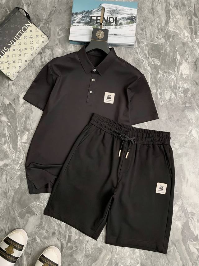 品牌： 纪梵希 2026官网同款.世界知名奢侈品牌.夏季男士高品质货翻领套装 采用进口原单面料 ，当季时尚潮流款，百搭爆款。简洁大方，精密的车工，让您走在时尚的