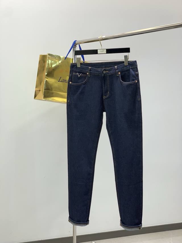 Valentino 华伦天奴，2026春季新品，专柜同步有售，原单狠货，时尚休闲水洗牛仔裤，顶级刺绣工艺字母图案Logo，原版五金辅料装饰，上身舒适，工艺精湛，