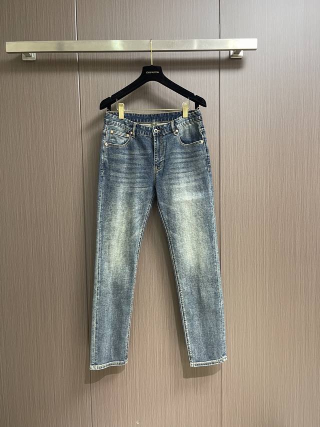 300 Valentino 华伦天奴 2026Ss春夏新品休闲牛仔裤，进口原版弹力面料，舒适有弹性，原版五金辅料装饰，版型超正，档次极高，活力十足。尺码：29-
