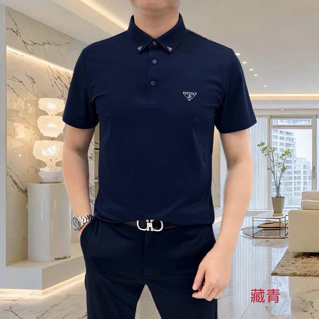 p*Ada 普拉哒2026春夏新款男士原单翻领短袖polo衫T恤 官网同步发售 简洁时尚百搭 高端品质无缝切割包边 印胶Logo图案设计 定制进口锦氨天丝棉面料
