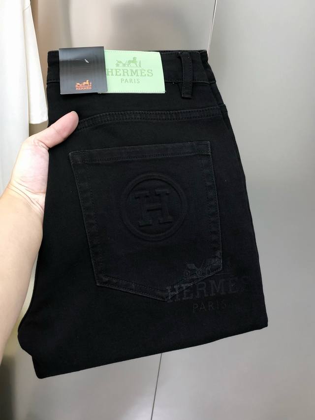 H*Rmes 爱马仕新款男士修身小脚牛仔裤 官网同步简洁时尚 爆款黑牛 高端定制 原单狠货 后裤袋压花印花字母Logo设计 定制进口丹宁水洗牛仔纯棉面料 原版辅