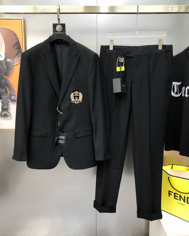 整套 Dg 杜嘉班纳2026早春新款原单男士商务休闲西装套装 西服外套西裤 可拆开售卖官网同步售卖 高端定制 时尚百搭 爆款贴布刺绣Logo图案设计 采用原版进 整套 Dg 杜嘉班纳2026早春新款原单男士商务休闲西装套装 西服外套西裤 可拆开售卖官网同步售卖 高端定制 时尚百搭 爆款贴布刺绣Logo图案设计 采用原版进