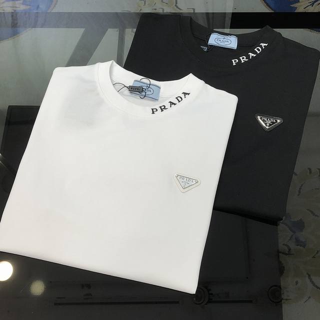 p*Ada 普拉哒2026春夏新款原单男士圆领短袖T恤 高端定制 时尚百搭 柜台同步售卖 刺绣字母绣三角Logo标设计 客供定制进口丝光棉混纺面料，穿着亲肤舒适