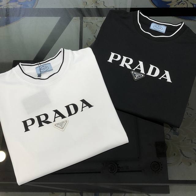 p*Ada 普拉哒2026春夏新款原单男士圆领短袖T恤 高端定制 时尚百搭 柜台同步售卖 印胶字母三角Logo标设计 客供定制进口丝光棉混纺面料，穿着亲肤舒适